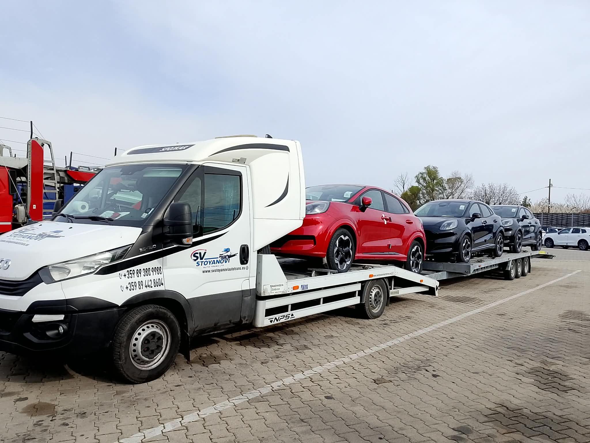 Транспорт на автомобили с платформа